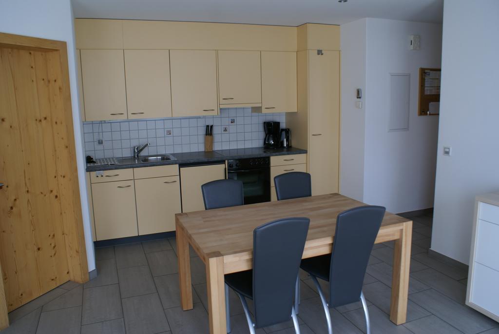Apartamento Chasa Mundin Scuol Habitación foto